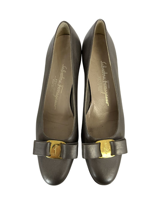 FERRAGAMO Vara Leather Gray Pumps (Size 8)